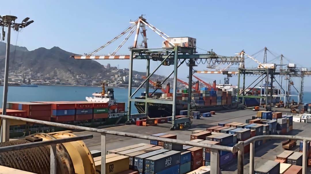 اتفاقية مرتقبة مع شركة صينية كبرى لاستئناف نشاط الترانزيت في ميناء عدن بعد توقف دام 16 عاماً اتفاقية مرتقبة مع شركة صينية كبرى لاستئناف نشاط الترانزيت في ميناء عدن بعد توقف دام 16 عاماً