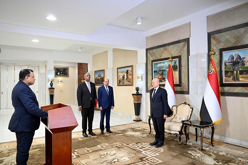 رئيس واعضاء الحكومة يؤدون اليمين الدستورية امام رئيس مجلس القيادة الرئاسي - رئيس واعضاء الحكومة يؤدون اليمين الدستورية امام رئيس مجلس القيادة الرئاسي -