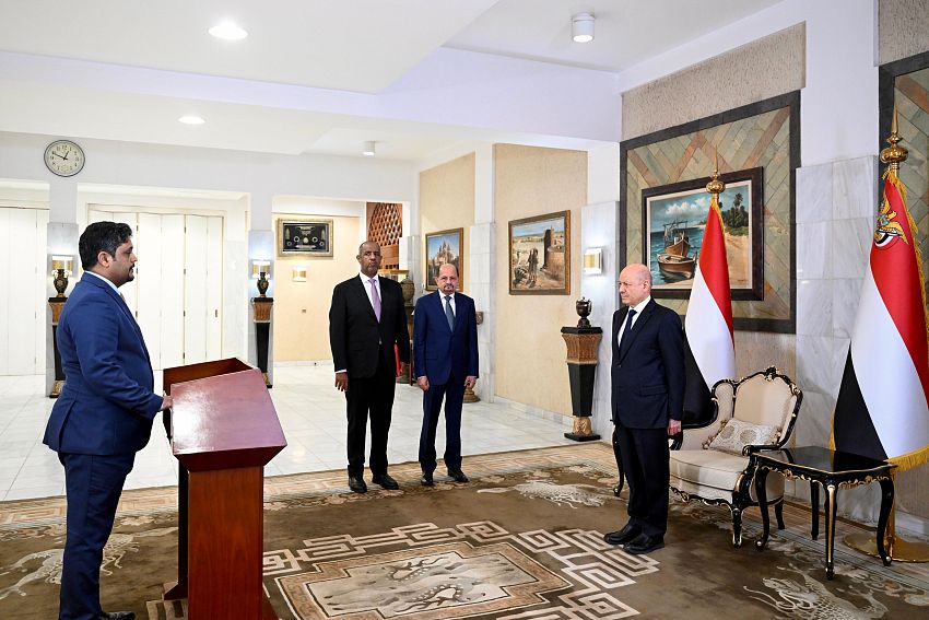 رئيس واعضاء الحكومة يؤدون اليمين الدستورية امام رئيس مجلس القيادة الرئاسي - رئيس واعضاء الحكومة يؤدون اليمين الدستورية امام رئيس مجلس القيادة الرئاسي -