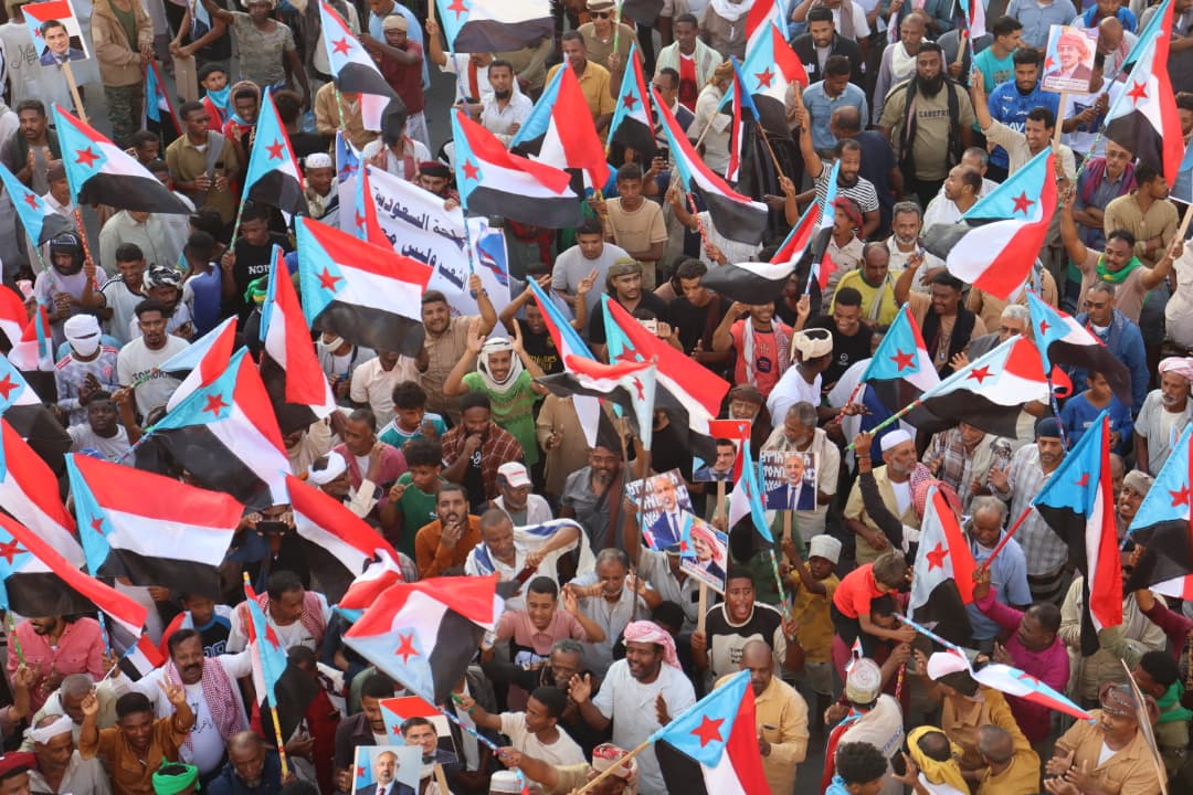 حشود مليونية “الثبات والتحدي” في المكلا تؤكد رفضها للممارسات القمعية والانتهاكات التي تطال النشطاء والمواطنين (بيان) - حشود مليونية “الثبات والتحدي” في المكلا تؤكد رفضها للممارسات القمعية والانتهاكات التي تطال النشطاء والمواطنين (بيان) -