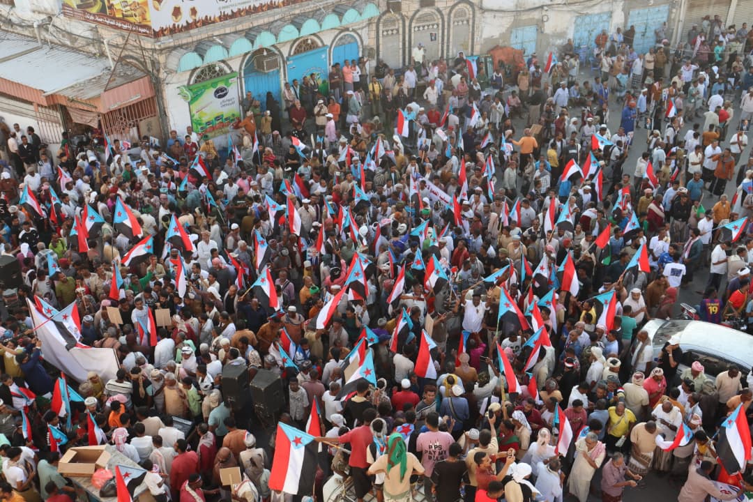 حشود مليونية “الثبات والتحدي” في المكلا تؤكد رفضها للممارسات القمعية والانتهاكات التي تطال النشطاء والمواطنين (بيان) - حشود مليونية “الثبات والتحدي” في المكلا تؤكد رفضها للممارسات القمعية والانتهاكات التي تطال النشطاء والمواطنين (بيان) -