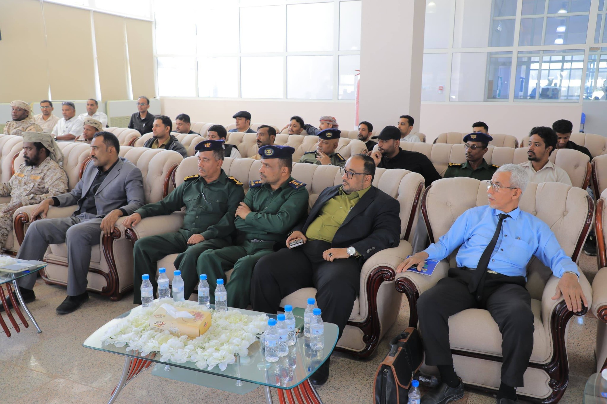 الوكيل العامري يدشّن دورة أساسيات أمن الطيران بمطار سيئون الدولي ويترأس اجتماعًا للجنة الأمنية الوكيل العامري يدشّن دورة أساسيات أمن الطيران بمطار سيئون الدولي ويترأس اجتماعًا للجنة الأمنية