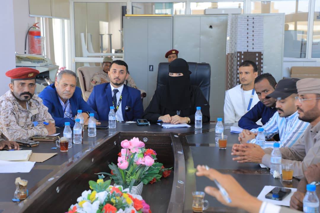 الوكيل العامري يترأس اجتماع مشترك لبحث حماية محيط مطار سيئون الدولي من البناء العشوائي الوكيل العامري يترأس اجتماع مشترك لبحث حماية محيط مطار سيئون الدولي من البناء العشوائي