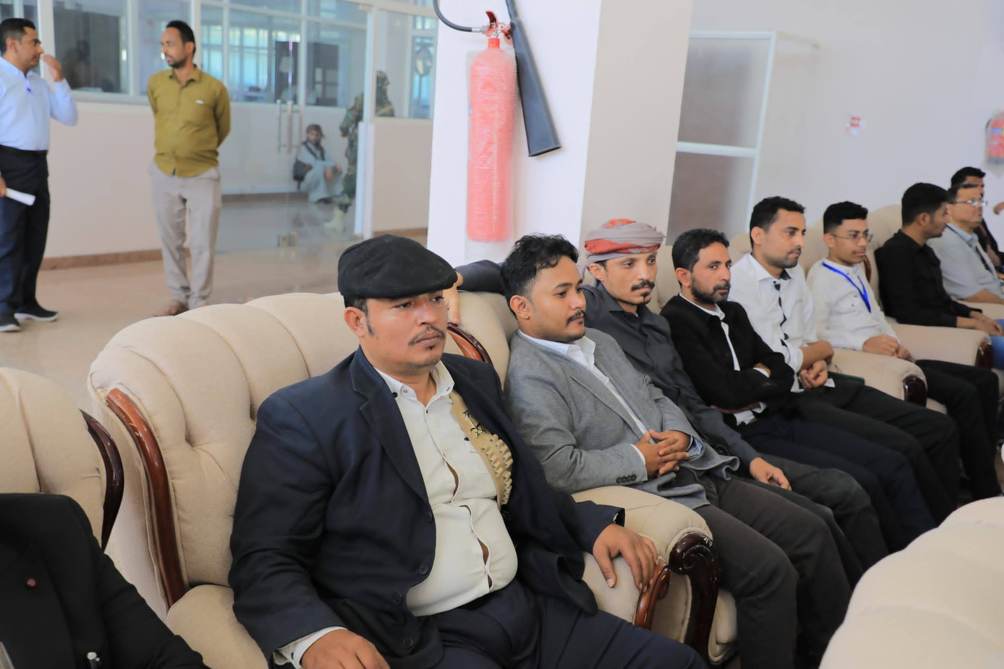 الوكيل العامري يدشّن دورة أساسيات أمن الطيران بمطار سيئون الدولي ويترأس اجتماعًا للجنة الأمنية الوكيل العامري يدشّن دورة أساسيات أمن الطيران بمطار سيئون الدولي ويترأس اجتماعًا للجنة الأمنية