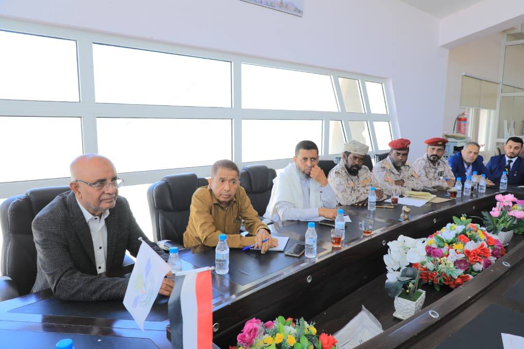 الوكيل العامري يترأس اجتماع مشترك لبحث حماية محيط مطار سيئون الدولي من البناء العشوائي الوكيل العامري يترأس اجتماع مشترك لبحث حماية محيط مطار سيئون الدولي من البناء العشوائي