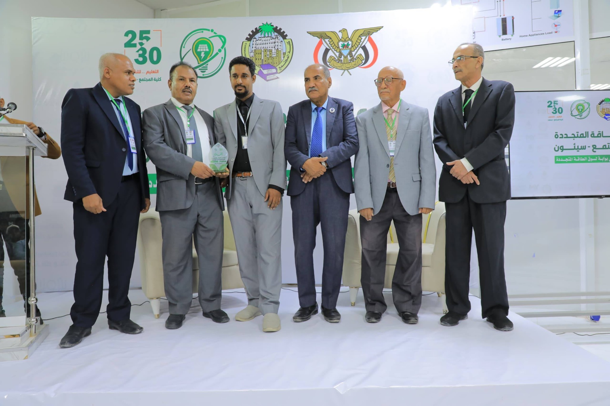 الوكيل العامري يدشّن فعاليات ملتقى الطاقة المتجددة بسيئون الوكيل العامري يدشّن فعاليات ملتقى الطاقة المتجددة بسيئون