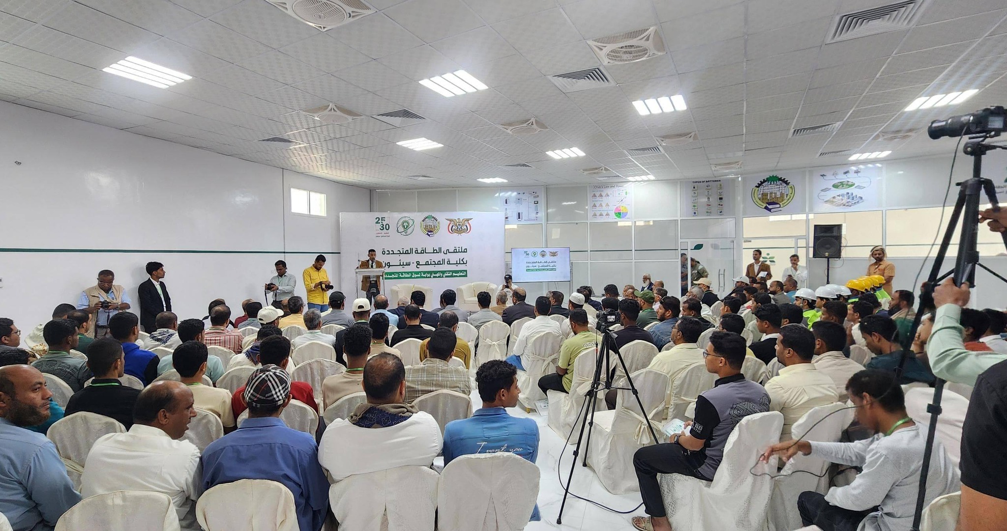 الوكيل العامري يدشّن فعاليات ملتقى الطاقة المتجددة بسيئون الوكيل العامري يدشّن فعاليات ملتقى الطاقة المتجددة بسيئون