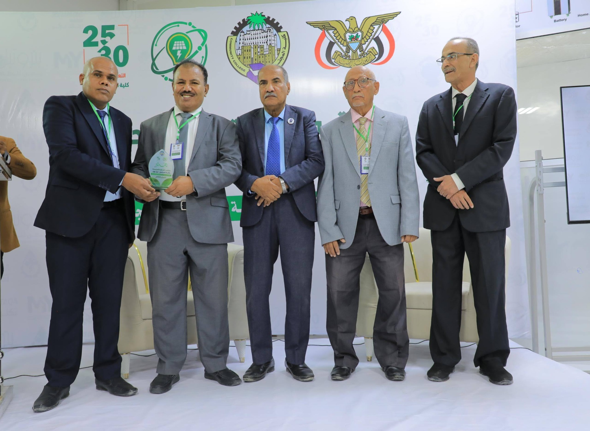 الوكيل العامري يدشّن فعاليات ملتقى الطاقة المتجددة بسيئون الوكيل العامري يدشّن فعاليات ملتقى الطاقة المتجددة بسيئون