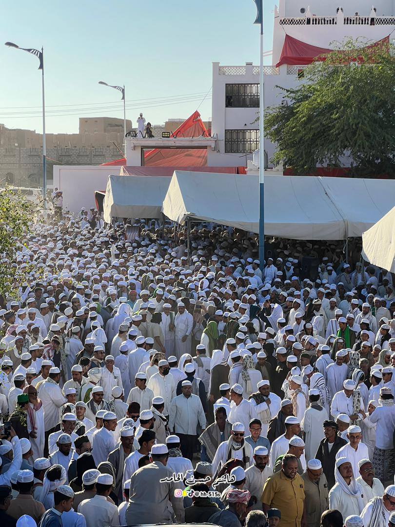 الوكيل بارباع في طليعة مستقبلي جثمان السيد الحبيب المنصب حسن بن أحمد ابن الشيخ أبوبكر بن سالم الوكيل بارباع في طليعة مستقبلي جثمان السيد الحبيب المنصب حسن بن أحمد ابن الشيخ أبوبكر بن سالم