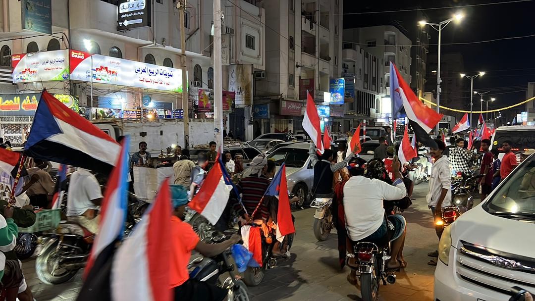 مسيرة جماهيرية حاشدة بالمكلا تجوب أحياء المدينة دعمًا للرئيس للزُبيدي ورفضًا لاستهداف مؤسسات الجنوب مسيرة جماهيرية حاشدة بالمكلا تجوب أحياء المدينة دعمًا للرئيس للزُبيدي ورفضًا لاستهداف مؤسسات الجنوب