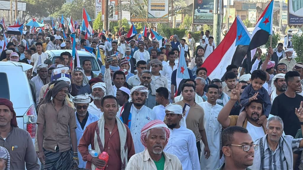 الآلاف من أبناء وادي حضرموت يحتشدون في مسيرة “الثبات والصمود” بسيئون ويجددون التفويض الشعبي للمجلس الانتقالي(بيان) الآلاف من أبناء وادي حضرموت يحتشدون في مسيرة “الثبات والصمود” بسيئون ويجددون التفويض الشعبي للمجلس الانتقالي(بيان)