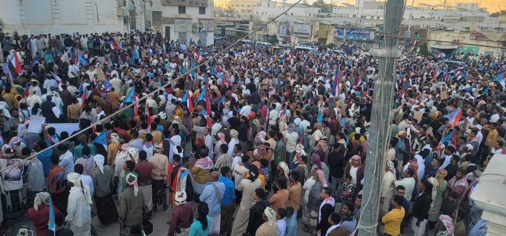 الآلاف من أبناء وادي حضرموت يحتشدون في مسيرة “الثبات والصمود” بسيئون ويجددون التفويض الشعبي للمجلس الانتقالي(بيان) الآلاف من أبناء وادي حضرموت يحتشدون في مسيرة “الثبات والصمود” بسيئون ويجددون التفويض الشعبي للمجلس الانتقالي(بيان)