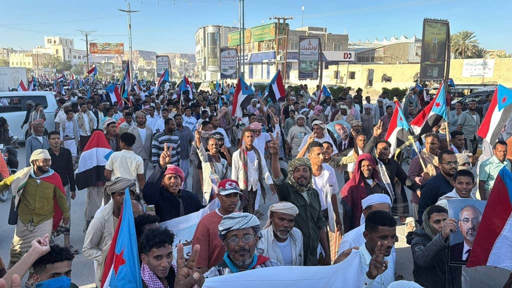 الآلاف من أبناء وادي حضرموت يحتشدون في مسيرة “الثبات والصمود” بسيئون ويجددون التفويض الشعبي للمجلس الانتقالي(بيان) الآلاف من أبناء وادي حضرموت يحتشدون في مسيرة “الثبات والصمود” بسيئون ويجددون التفويض الشعبي للمجلس الانتقالي(بيان)