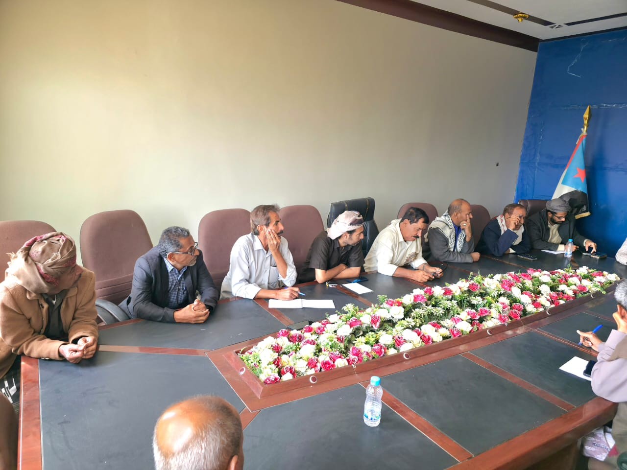 رئيس تنفيذية انتقالي شبوة يناقش مع أعضاء الجمعية والمستشارين ترتيبات الفعالية الجماهيرية رئيس تنفيذية انتقالي شبوة يناقش مع أعضاء الجمعية والمستشارين ترتيبات الفعالية الجماهيرية