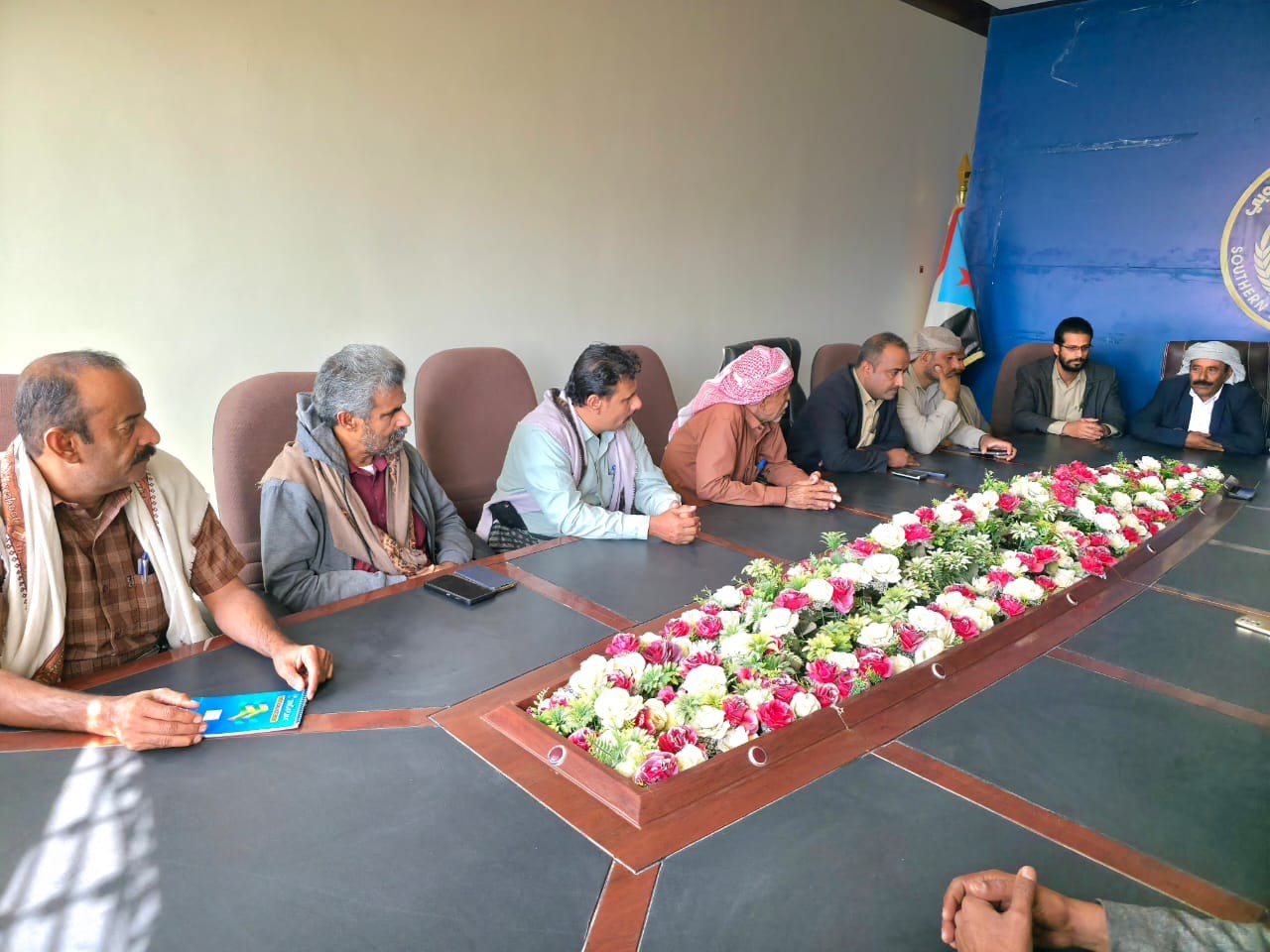 رئيس تنفيذية انتقالي شبوة يناقش مع رؤساء الهيئات التنفيذية بالمديريات ترتيبات الحشد الجماهيري لفعالية الأربعاء رئيس تنفيذية انتقالي شبوة يناقش مع رؤساء الهيئات التنفيذية بالمديريات ترتيبات الحشد الجماهيري لفعالية الأربعاء