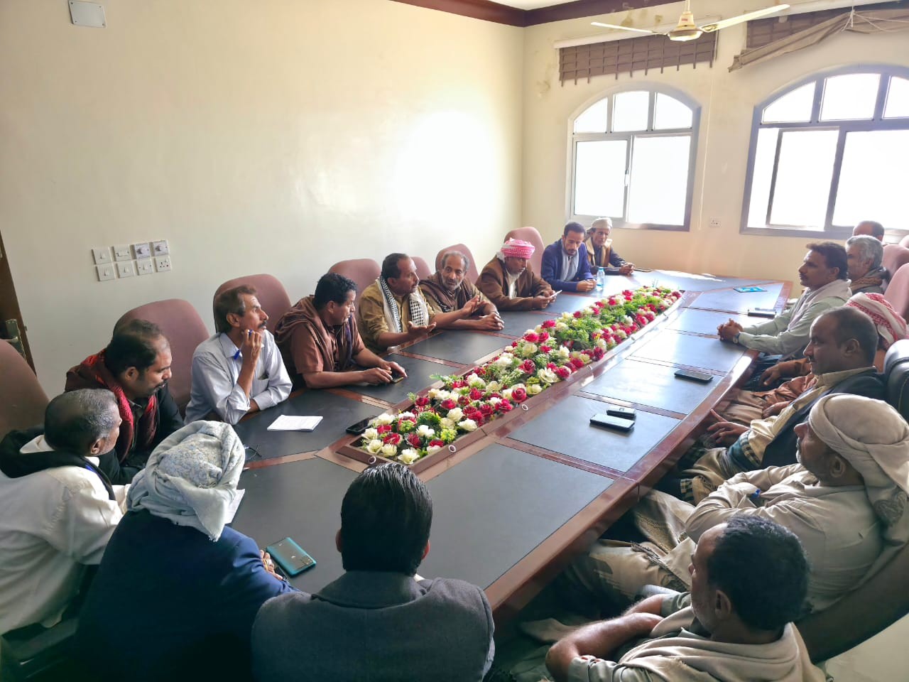 رئيس تنفيذية انتقالي شبوة يناقش مع رؤساء الهيئات التنفيذية بالمديريات ترتيبات الحشد الجماهيري لفعالية الأربعاء رئيس تنفيذية انتقالي شبوة يناقش مع رؤساء الهيئات التنفيذية بالمديريات ترتيبات الحشد الجماهيري لفعالية الأربعاء