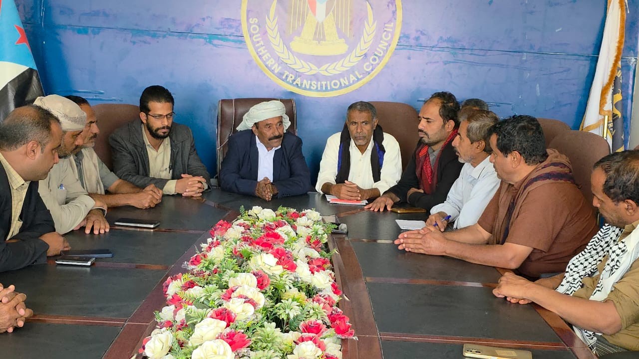 رئيس تنفيذية انتقالي شبوة يناقش مع رؤساء الهيئات التنفيذية بالمديريات ترتيبات الحشد الجماهيري لفعالية الأربعاء رئيس تنفيذية انتقالي شبوة يناقش مع رؤساء الهيئات التنفيذية بالمديريات ترتيبات الحشد الجماهيري لفعالية الأربعاء