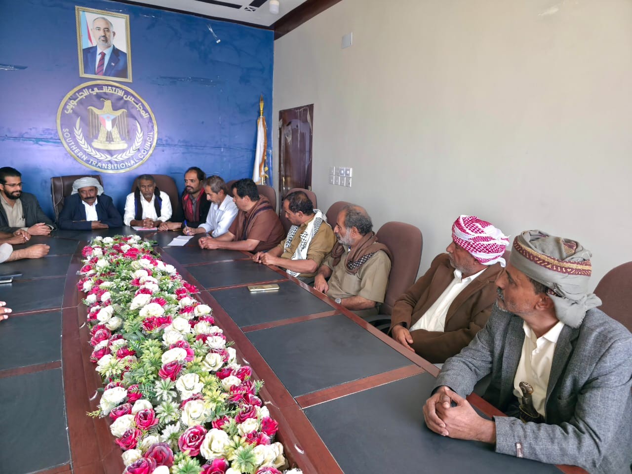 رئيس تنفيذية انتقالي شبوة يناقش مع رؤساء الهيئات التنفيذية بالمديريات ترتيبات الحشد الجماهيري لفعالية الأربعاء رئيس تنفيذية انتقالي شبوة يناقش مع رؤساء الهيئات التنفيذية بالمديريات ترتيبات الحشد الجماهيري لفعالية الأربعاء