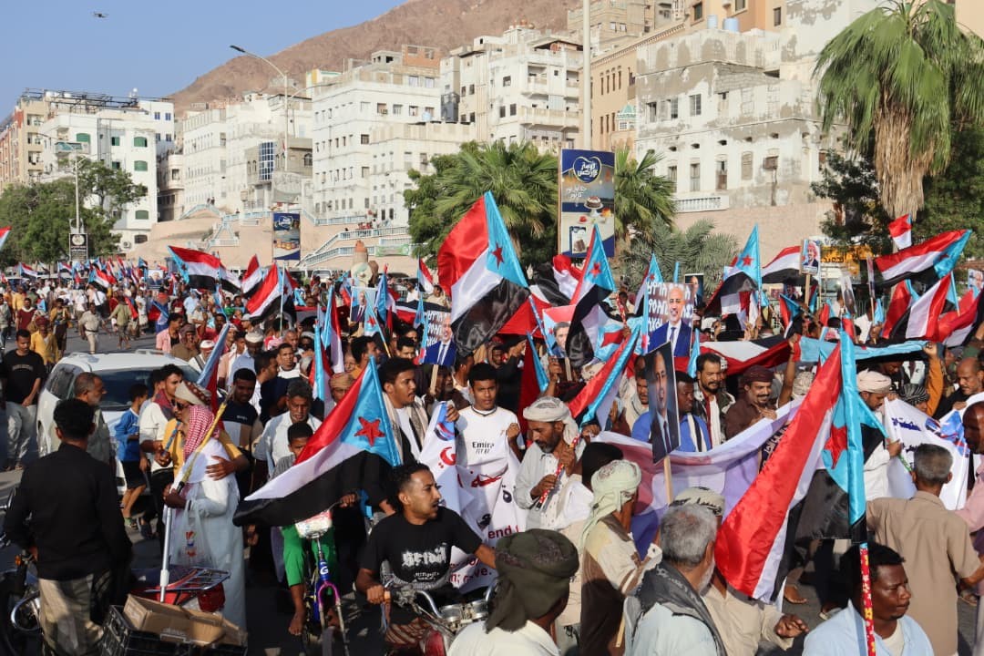 حشود مليونية في المكلا تؤكد “الثبات والتحدي” وتطالب بطرد قوات الاحتلال اليمني وتجدد التفويض للمجلس الانتقالي الجنوبي (بيان) حشود مليونية في المكلا تؤكد “الثبات والتحدي” وتطالب بطرد قوات الاحتلال اليمني وتجدد التفويض للمجلس الانتقالي الجنوبي (بيان)