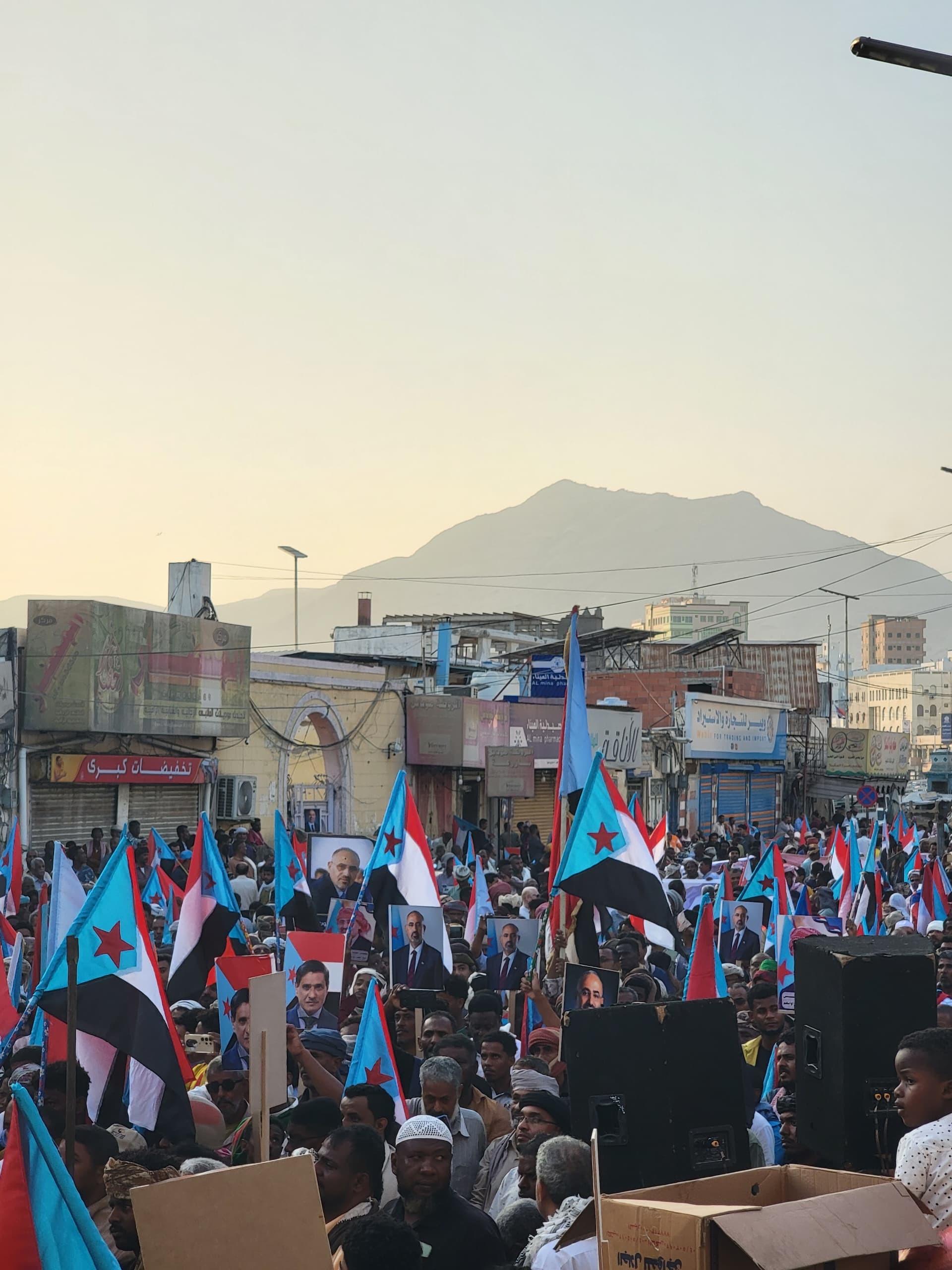 حشود مليونية في المكلا تؤكد “الثبات والتحدي” وتطالب بطرد قوات الاحتلال اليمني وتجدد التفويض للمجلس الانتقالي الجنوبي (بيان) حشود مليونية في المكلا تؤكد “الثبات والتحدي” وتطالب بطرد قوات الاحتلال اليمني وتجدد التفويض للمجلس الانتقالي الجنوبي (بيان)