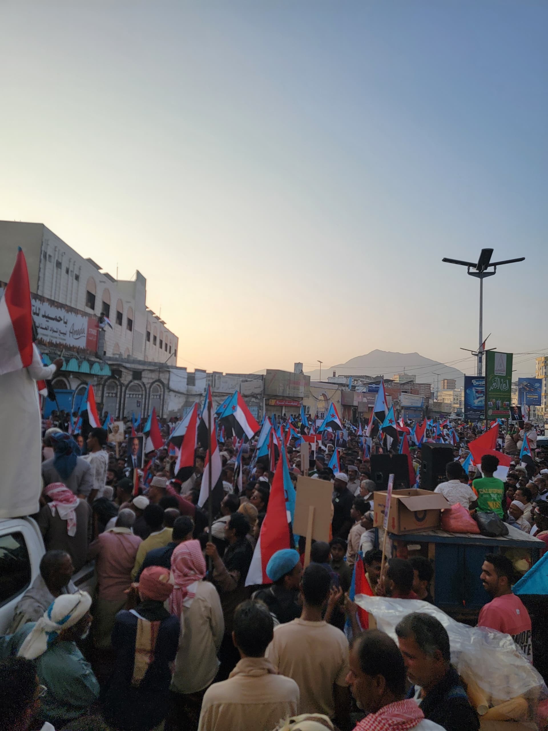 حشود مليونية في المكلا تؤكد “الثبات والتحدي” وتطالب بطرد قوات الاحتلال اليمني وتجدد التفويض للمجلس الانتقالي الجنوبي (بيان) حشود مليونية في المكلا تؤكد “الثبات والتحدي” وتطالب بطرد قوات الاحتلال اليمني وتجدد التفويض للمجلس الانتقالي الجنوبي (بيان)