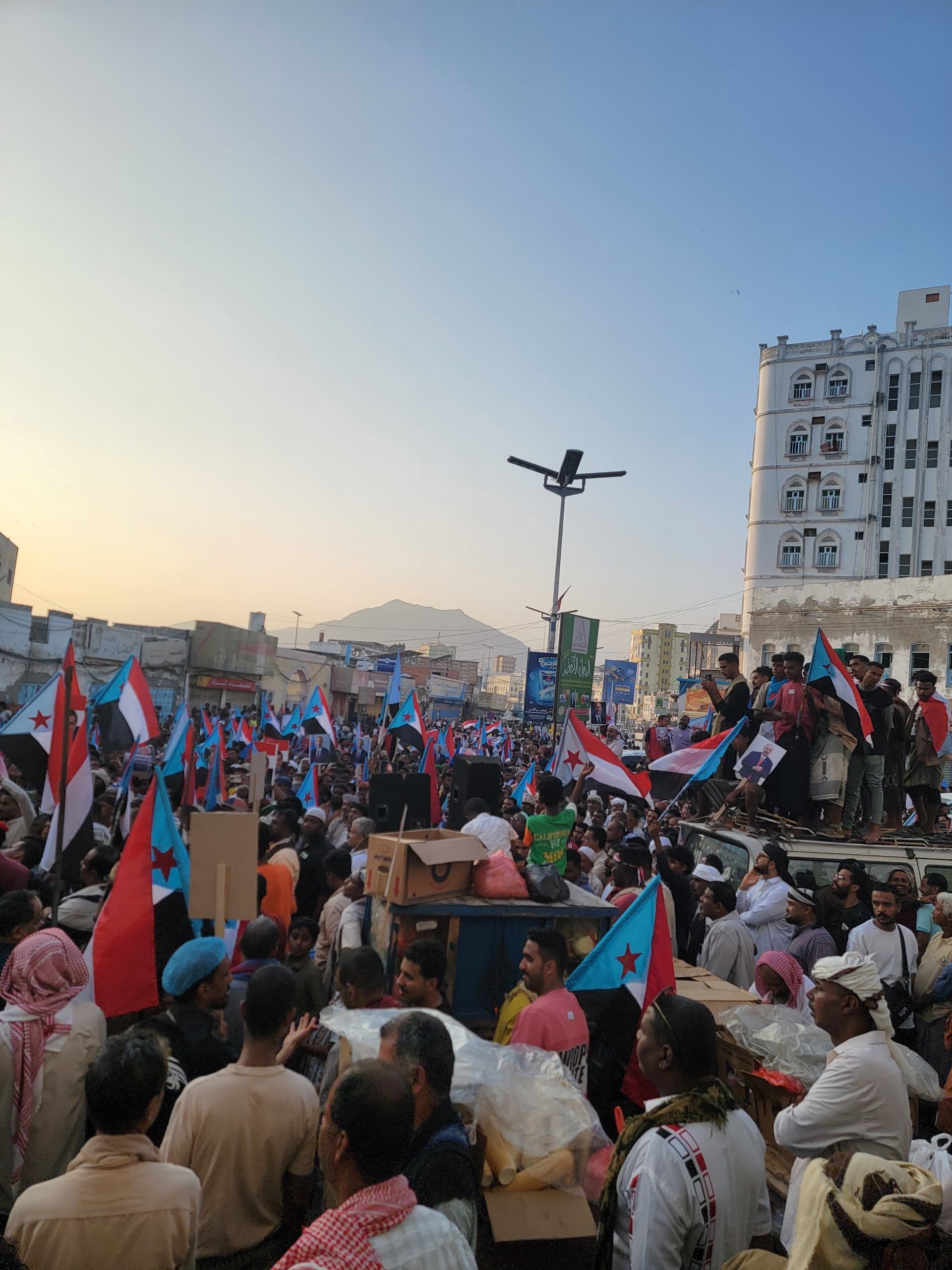 حشود مليونية في المكلا تؤكد “الثبات والتحدي” وتطالب بطرد قوات الاحتلال اليمني وتجدد التفويض للمجلس الانتقالي الجنوبي (بيان) حشود مليونية في المكلا تؤكد “الثبات والتحدي” وتطالب بطرد قوات الاحتلال اليمني وتجدد التفويض للمجلس الانتقالي الجنوبي (بيان)
