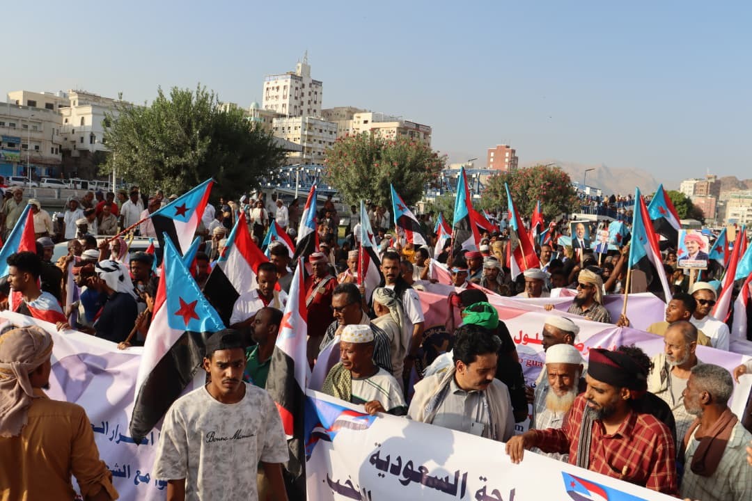 حشود مليونية في المكلا تؤكد “الثبات والتحدي” وتطالب بطرد قوات الاحتلال اليمني وتجدد التفويض للمجلس الانتقالي الجنوبي (بيان) حشود مليونية في المكلا تؤكد “الثبات والتحدي” وتطالب بطرد قوات الاحتلال اليمني وتجدد التفويض للمجلس الانتقالي الجنوبي (بيان)