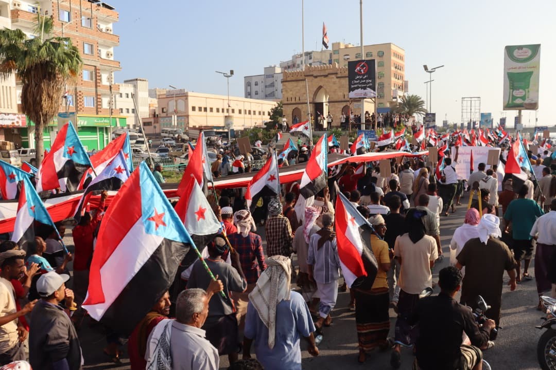 حشود مليونية في المكلا تؤكد “الثبات والتحدي” وتطالب بطرد قوات الاحتلال اليمني وتجدد التفويض للمجلس الانتقالي الجنوبي (بيان) حشود مليونية في المكلا تؤكد “الثبات والتحدي” وتطالب بطرد قوات الاحتلال اليمني وتجدد التفويض للمجلس الانتقالي الجنوبي (بيان)
