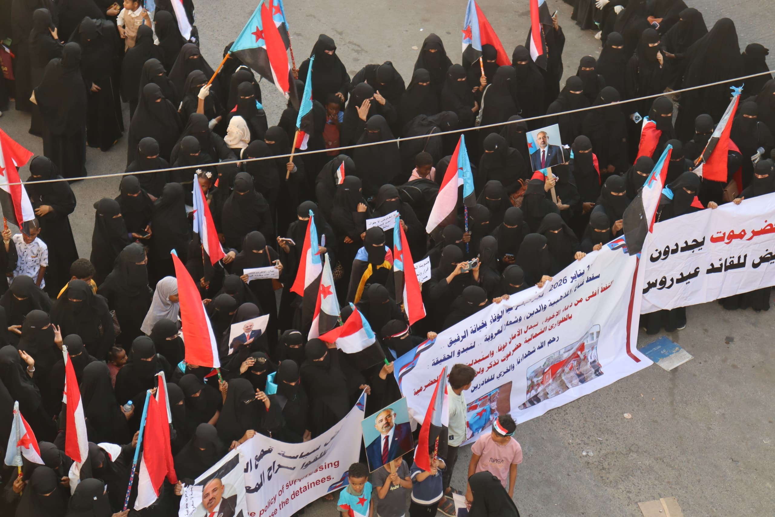 حشود مليونية في المكلا تؤكد “الثبات والتحدي” وتطالب بطرد قوات الاحتلال اليمني وتجدد التفويض للمجلس الانتقالي الجنوبي (بيان) حشود مليونية في المكلا تؤكد “الثبات والتحدي” وتطالب بطرد قوات الاحتلال اليمني وتجدد التفويض للمجلس الانتقالي الجنوبي (بيان)