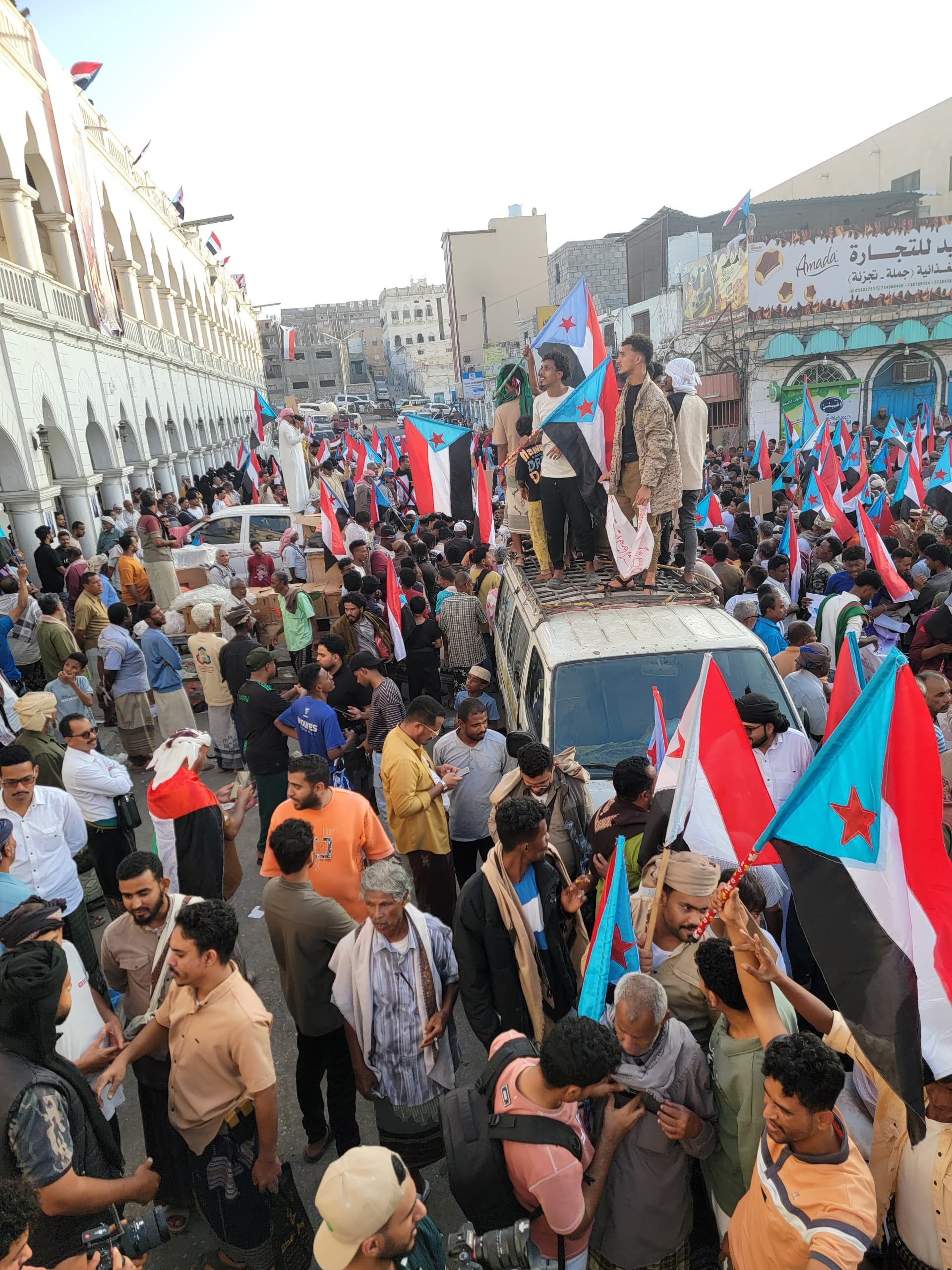 حشود مليونية في المكلا تؤكد “الثبات والتحدي” وتطالب بطرد قوات الاحتلال اليمني وتجدد التفويض للمجلس الانتقالي الجنوبي (بيان) حشود مليونية في المكلا تؤكد “الثبات والتحدي” وتطالب بطرد قوات الاحتلال اليمني وتجدد التفويض للمجلس الانتقالي الجنوبي (بيان)