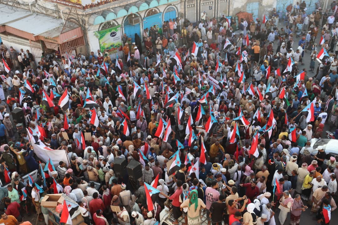 حشود مليونية في المكلا تؤكد “الثبات والتحدي” وتطالب بطرد قوات الاحتلال اليمني وتجدد التفويض للمجلس الانتقالي الجنوبي (بيان) حشود مليونية في المكلا تؤكد “الثبات والتحدي” وتطالب بطرد قوات الاحتلال اليمني وتجدد التفويض للمجلس الانتقالي الجنوبي (بيان)