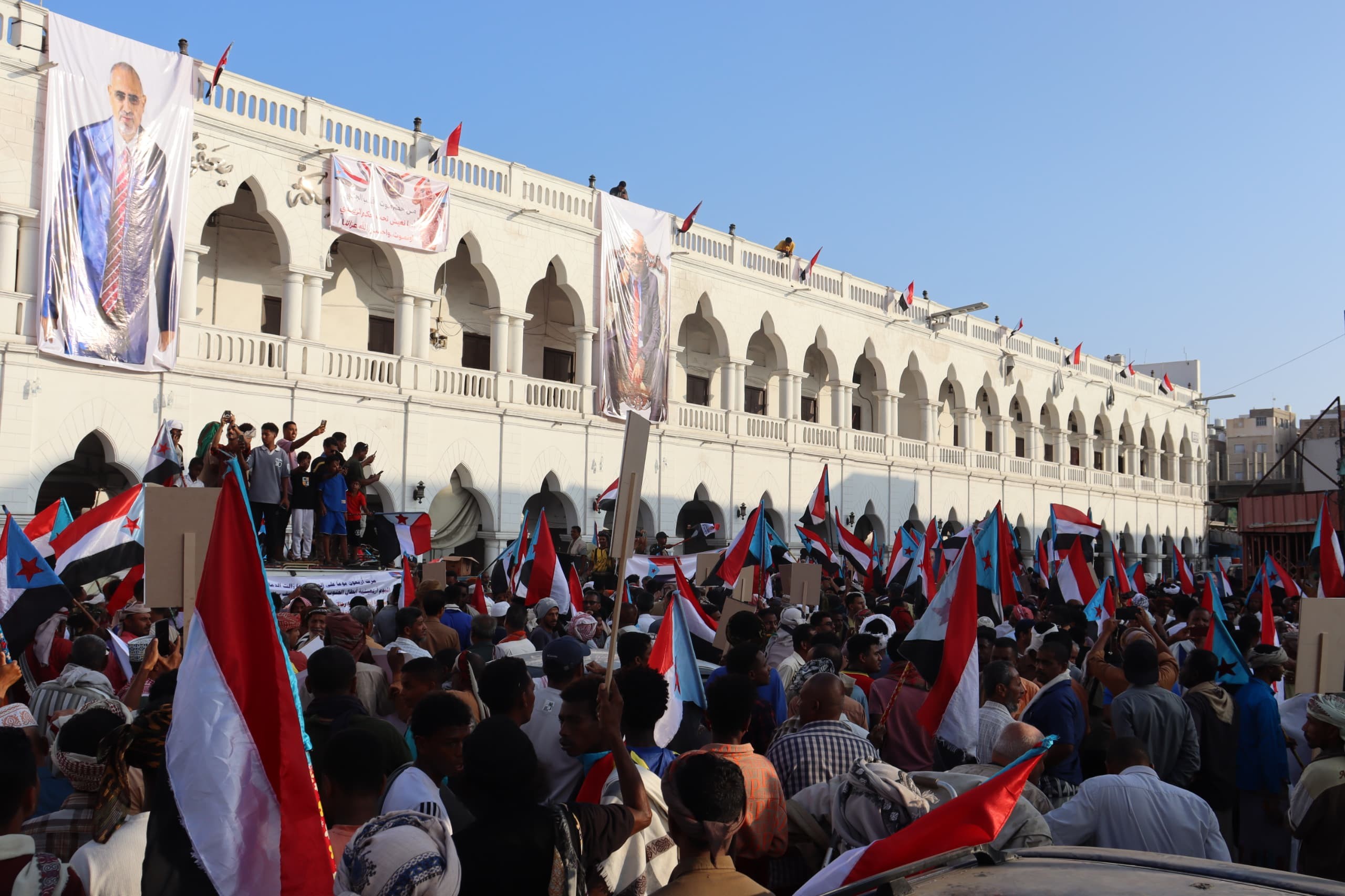 حشود مليونية في المكلا تؤكد “الثبات والتحدي” وتطالب بطرد قوات الاحتلال اليمني وتجدد التفويض للمجلس الانتقالي الجنوبي (بيان) حشود مليونية في المكلا تؤكد “الثبات والتحدي” وتطالب بطرد قوات الاحتلال اليمني وتجدد التفويض للمجلس الانتقالي الجنوبي (بيان)