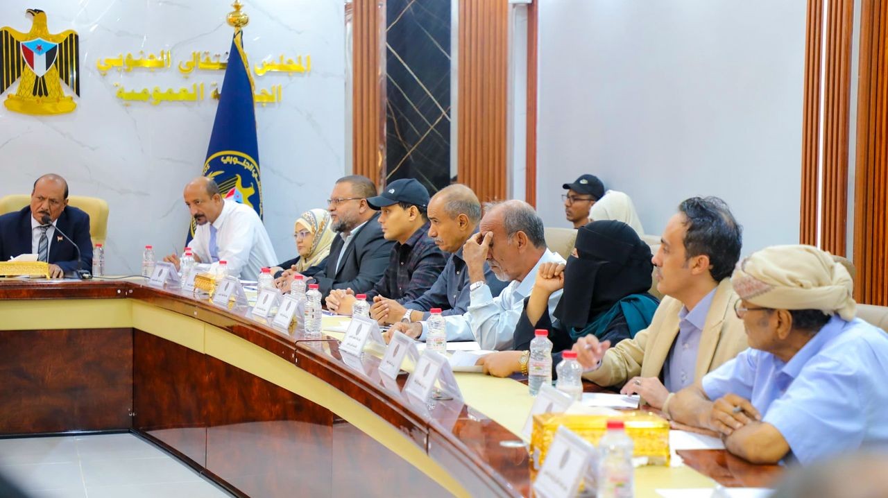 الهيئة الإدارية للجمعية الوطنية تناقش المشهدين السياسي والميداني في الجنوب وتؤكد اصطفافها خلف القيادة السياسية للمجلس الانتقالي الهيئة الإدارية للجمعية الوطنية تناقش المشهدين السياسي والميداني في الجنوب وتؤكد اصطفافها خلف القيادة السياسية للمجلس الانتقالي