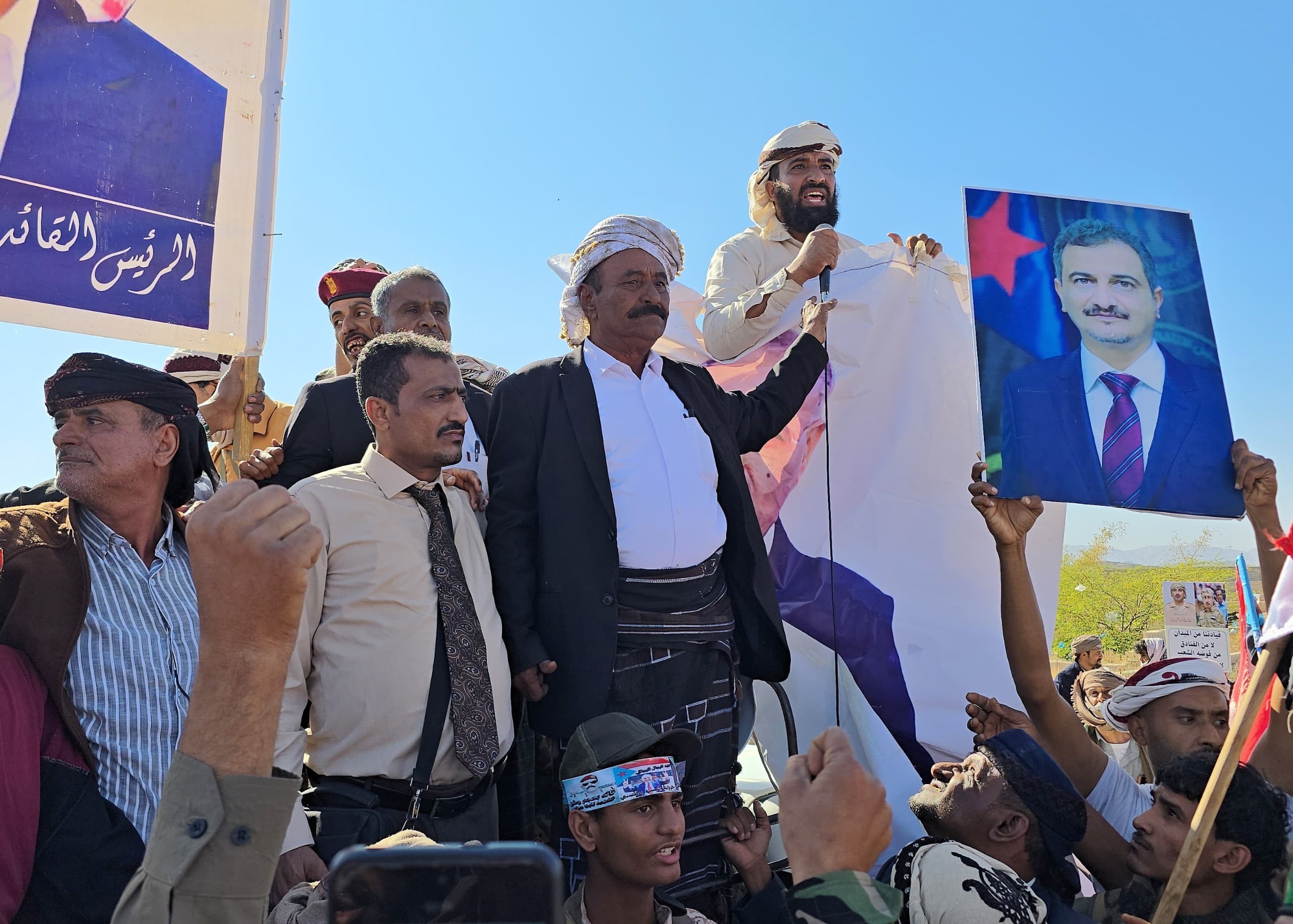 استشهاد وإصابة العشرات من أبناء المحافظة باعتداء قوات امنية على الحشد .. شبوة تحيي الذكرى الـ59 ليوم الشهيد الجنوبي بحشد جماهيري في عتق وتؤكد ثباتها على تفويضها للرئيس الزُبيدي(بيان) استشهاد وإصابة العشرات من أبناء المحافظة باعتداء قوات امنية على الحشد .. شبوة تحيي الذكرى الـ59 ليوم الشهيد الجنوبي بحشد جماهيري في عتق وتؤكد ثباتها على تفويضها للرئيس الزُبيدي(بيان)