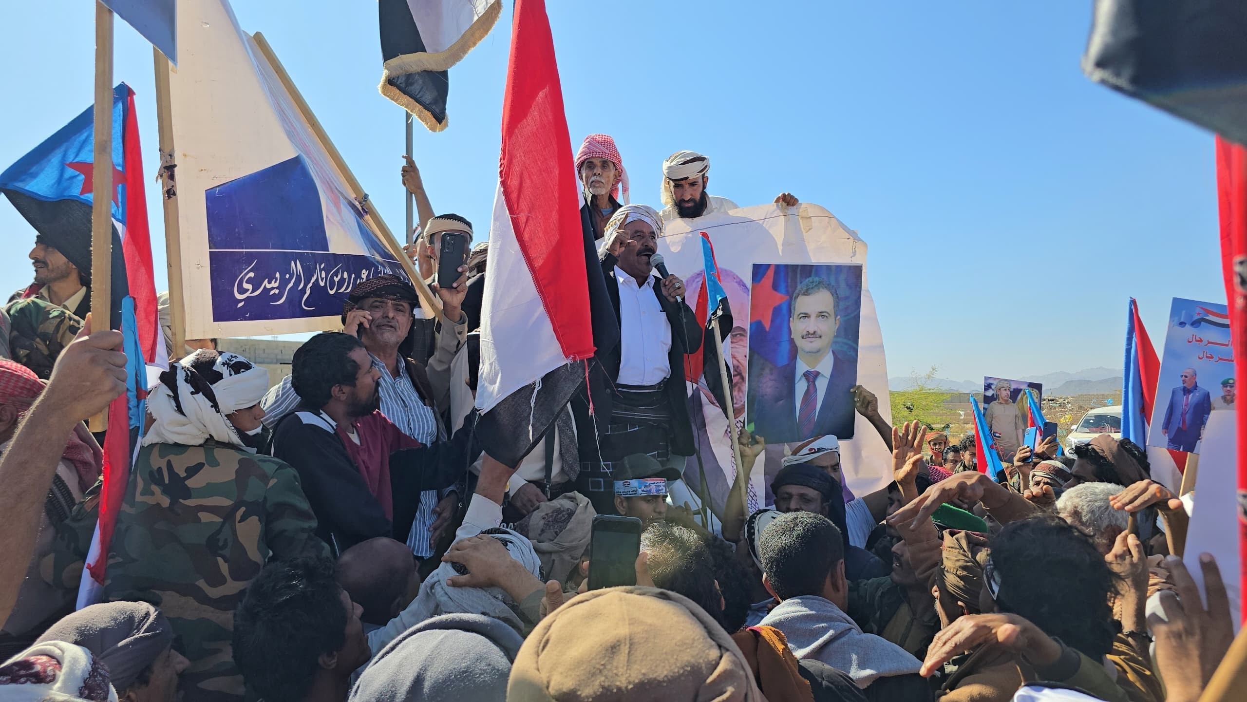 استشهاد وإصابة العشرات من أبناء المحافظة باعتداء قوات امنية على الحشد .. شبوة تحيي الذكرى الـ59 ليوم الشهيد الجنوبي بحشد جماهيري في عتق وتؤكد ثباتها على تفويضها للرئيس الزُبيدي(بيان) استشهاد وإصابة العشرات من أبناء المحافظة باعتداء قوات امنية على الحشد .. شبوة تحيي الذكرى الـ59 ليوم الشهيد الجنوبي بحشد جماهيري في عتق وتؤكد ثباتها على تفويضها للرئيس الزُبيدي(بيان)