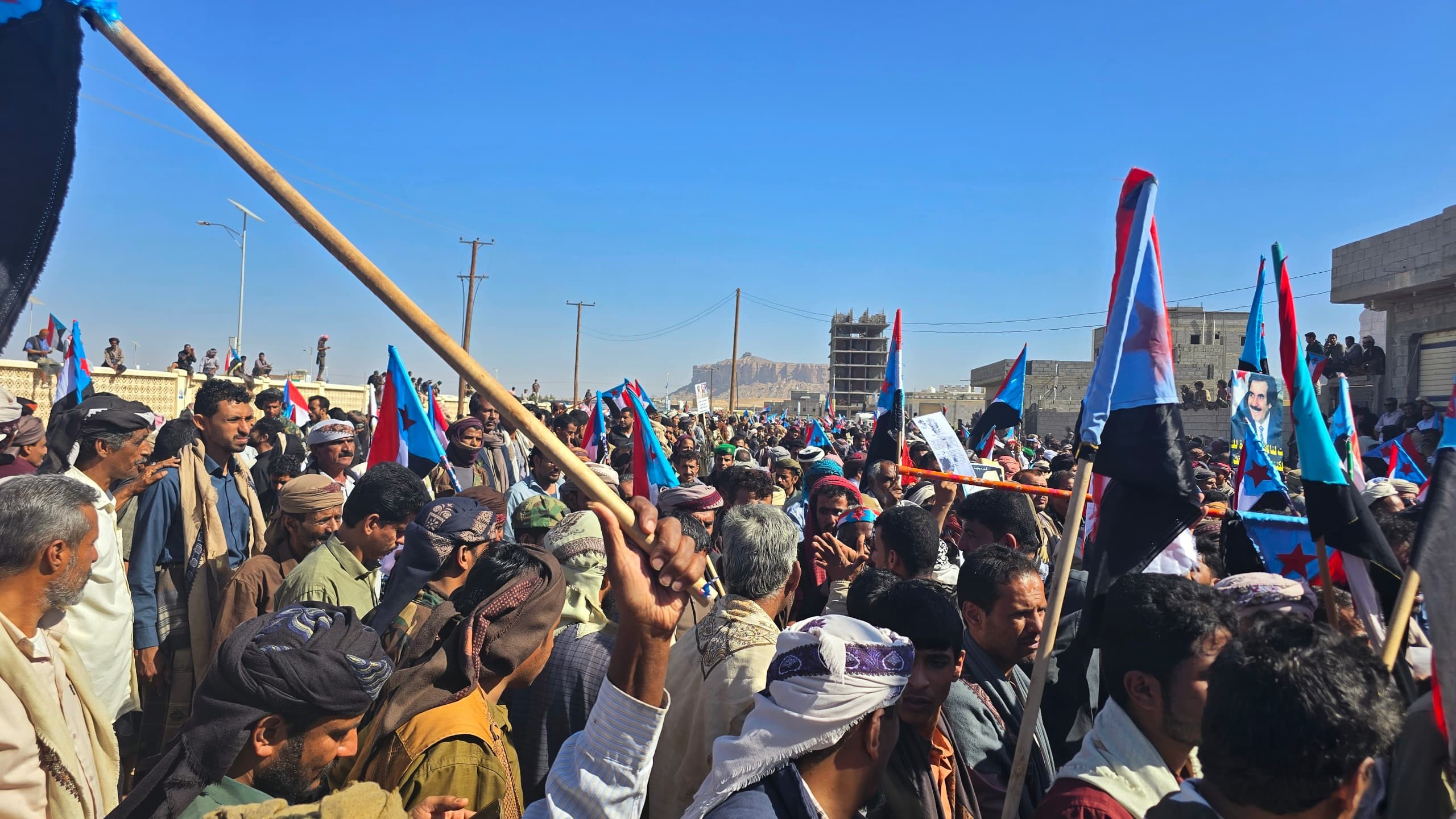استشهاد وإصابة العشرات من أبناء المحافظة باعتداء قوات امنية على الحشد .. شبوة تحيي الذكرى الـ59 ليوم الشهيد الجنوبي بحشد جماهيري في عتق وتؤكد ثباتها على تفويضها للرئيس الزُبيدي(بيان) استشهاد وإصابة العشرات من أبناء المحافظة باعتداء قوات امنية على الحشد .. شبوة تحيي الذكرى الـ59 ليوم الشهيد الجنوبي بحشد جماهيري في عتق وتؤكد ثباتها على تفويضها للرئيس الزُبيدي(بيان)