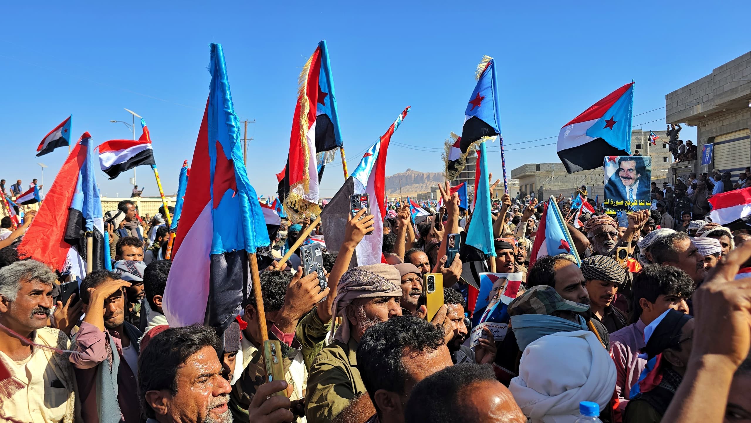 استشهاد وإصابة العشرات من أبناء المحافظة باعتداء قوات امنية على الحشد .. شبوة تحيي الذكرى الـ59 ليوم الشهيد الجنوبي بحشد جماهيري في عتق وتؤكد ثباتها على تفويضها للرئيس الزُبيدي(بيان) استشهاد وإصابة العشرات من أبناء المحافظة باعتداء قوات امنية على الحشد .. شبوة تحيي الذكرى الـ59 ليوم الشهيد الجنوبي بحشد جماهيري في عتق وتؤكد ثباتها على تفويضها للرئيس الزُبيدي(بيان)