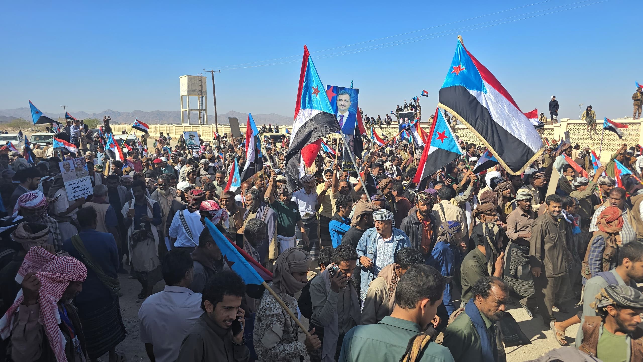 استشهاد وإصابة العشرات من أبناء المحافظة باعتداء قوات امنية على الحشد .. شبوة تحيي الذكرى الـ59 ليوم الشهيد الجنوبي بحشد جماهيري في عتق وتؤكد ثباتها على تفويضها للرئيس الزُبيدي(بيان) استشهاد وإصابة العشرات من أبناء المحافظة باعتداء قوات امنية على الحشد .. شبوة تحيي الذكرى الـ59 ليوم الشهيد الجنوبي بحشد جماهيري في عتق وتؤكد ثباتها على تفويضها للرئيس الزُبيدي(بيان)