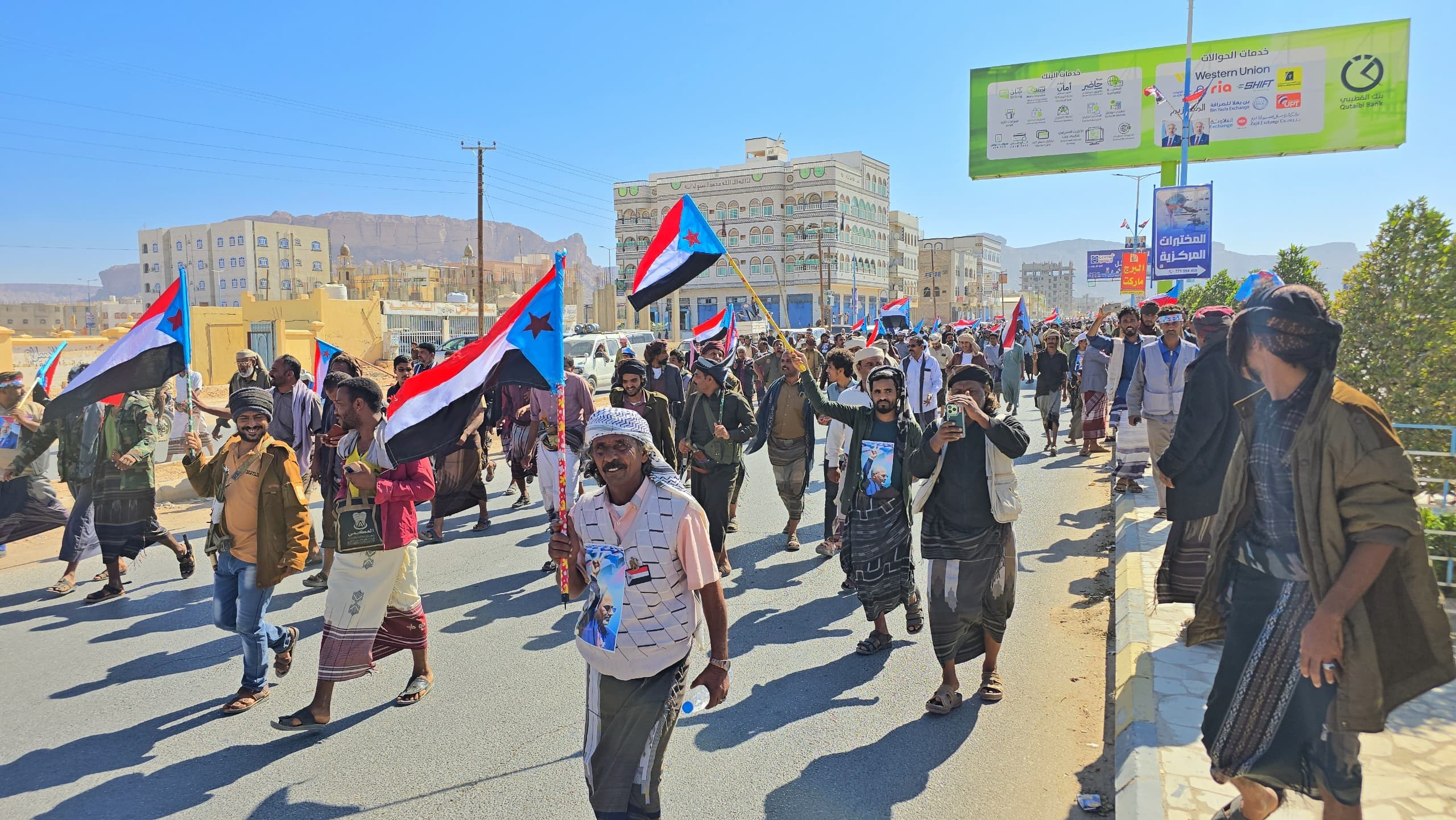 استشهاد وإصابة العشرات من أبناء المحافظة باعتداء قوات امنية على الحشد .. شبوة تحيي الذكرى الـ59 ليوم الشهيد الجنوبي بحشد جماهيري في عتق وتؤكد ثباتها على تفويضها للرئيس الزُبيدي(بيان) استشهاد وإصابة العشرات من أبناء المحافظة باعتداء قوات امنية على الحشد .. شبوة تحيي الذكرى الـ59 ليوم الشهيد الجنوبي بحشد جماهيري في عتق وتؤكد ثباتها على تفويضها للرئيس الزُبيدي(بيان)