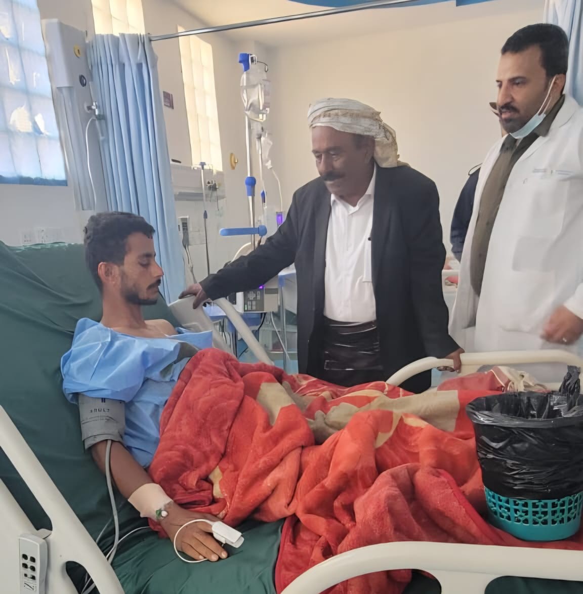 رئيس تنفيذية انتقالي شبوة يطمئن على جرحى التظاهرة السلمية في عتق رئيس تنفيذية انتقالي شبوة يطمئن على جرحى التظاهرة السلمية في عتق