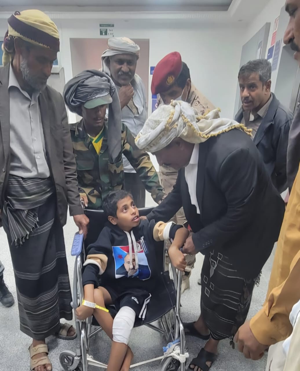 رئيس تنفيذية انتقالي شبوة يطمئن على جرحى التظاهرة السلمية في عتق رئيس تنفيذية انتقالي شبوة يطمئن على جرحى التظاهرة السلمية في عتق