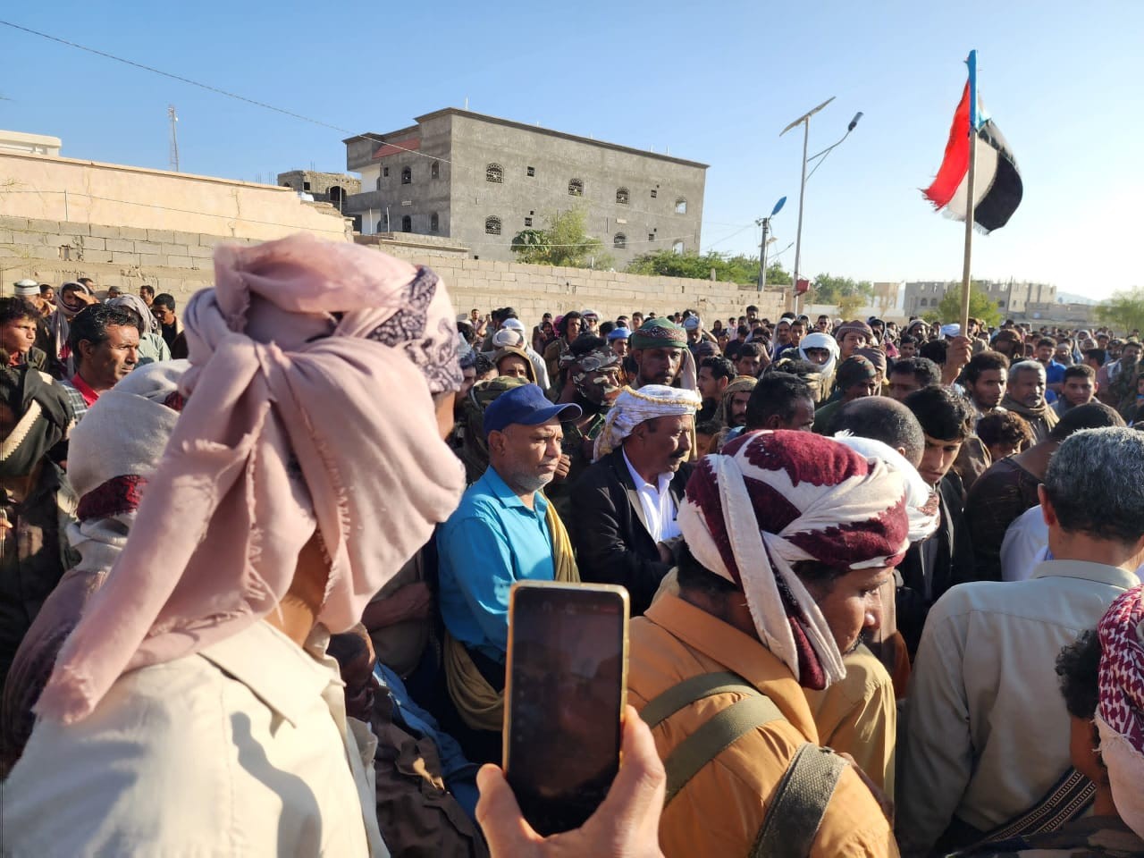 رئيس تنفيذية انتقالي شبوة يتقدم جموع مشيعي جثمان الشهيد خبازي رئيس تنفيذية انتقالي شبوة يتقدم جموع مشيعي جثمان الشهيد خبازي