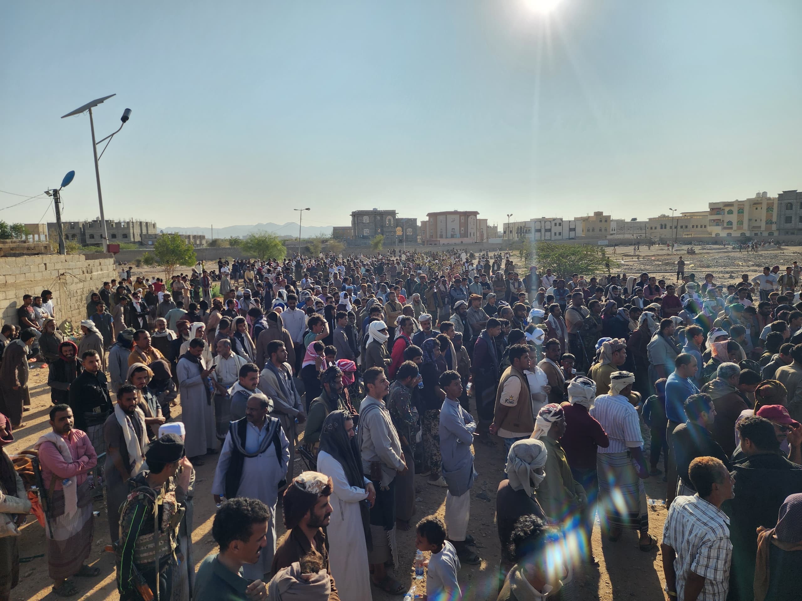 رئيس تنفيذية انتقالي شبوة يتقدم جموع مشيعي جثمان الشهيد خبازي رئيس تنفيذية انتقالي شبوة يتقدم جموع مشيعي جثمان الشهيد خبازي