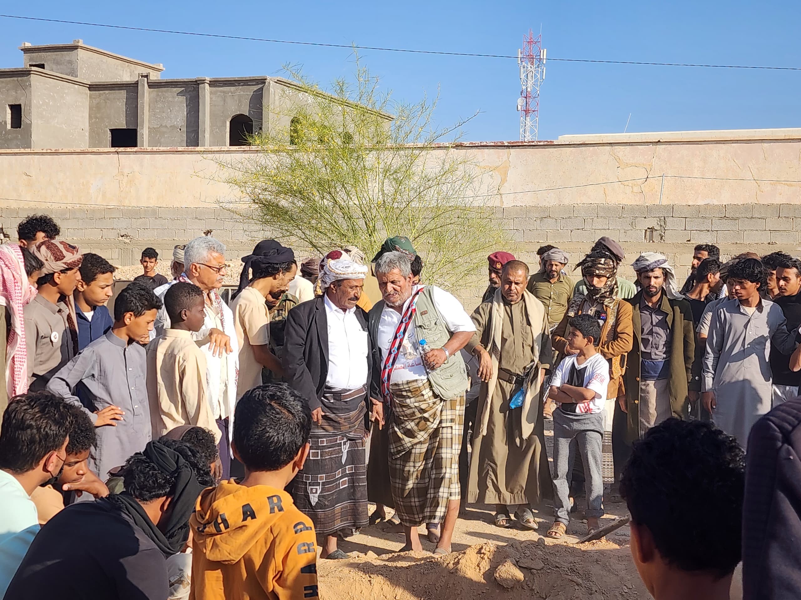 رئيس تنفيذية انتقالي شبوة يتقدم جموع مشيعي جثمان الشهيد خبازي رئيس تنفيذية انتقالي شبوة يتقدم جموع مشيعي جثمان الشهيد خبازي