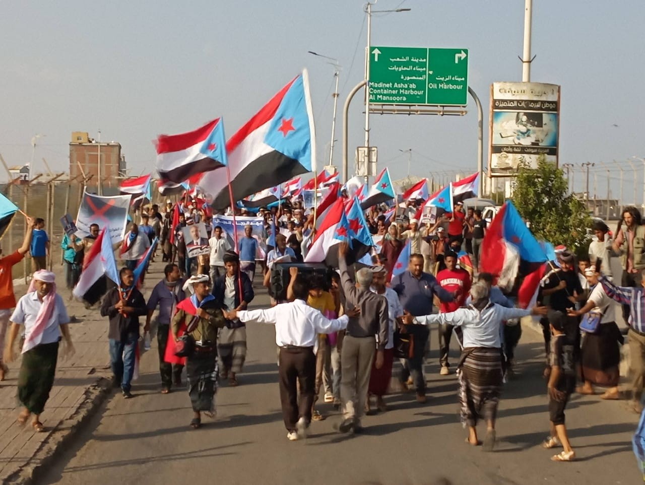 أبناء العاصمة عدن يواصلون التصعيد الثوري لليوم الثالث بمسيرة جماهيرية حاشدة في البريقة (بيان) أبناء العاصمة عدن يواصلون التصعيد الثوري لليوم الثالث بمسيرة جماهيرية حاشدة في البريقة (بيان)