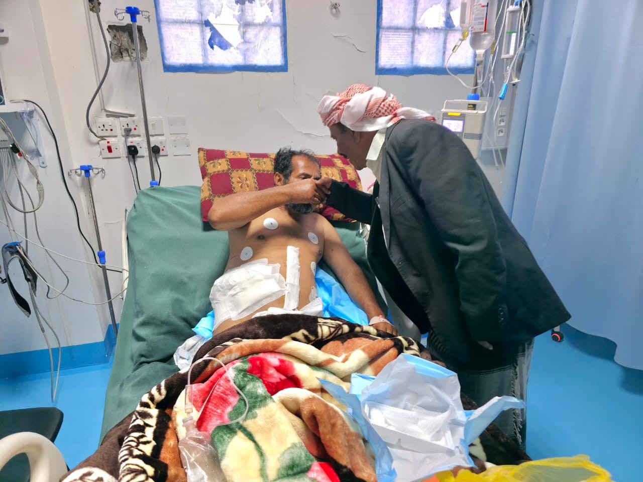 رئيس تنفيذية انتقالي شبوة يطمئن على صحة جريح من دفاع شبوة ومصاب من متظاهري يوم الشهيد الجنوبي رئيس تنفيذية انتقالي شبوة يطمئن على صحة جريح من دفاع شبوة ومصاب من متظاهري يوم الشهيد الجنوبي