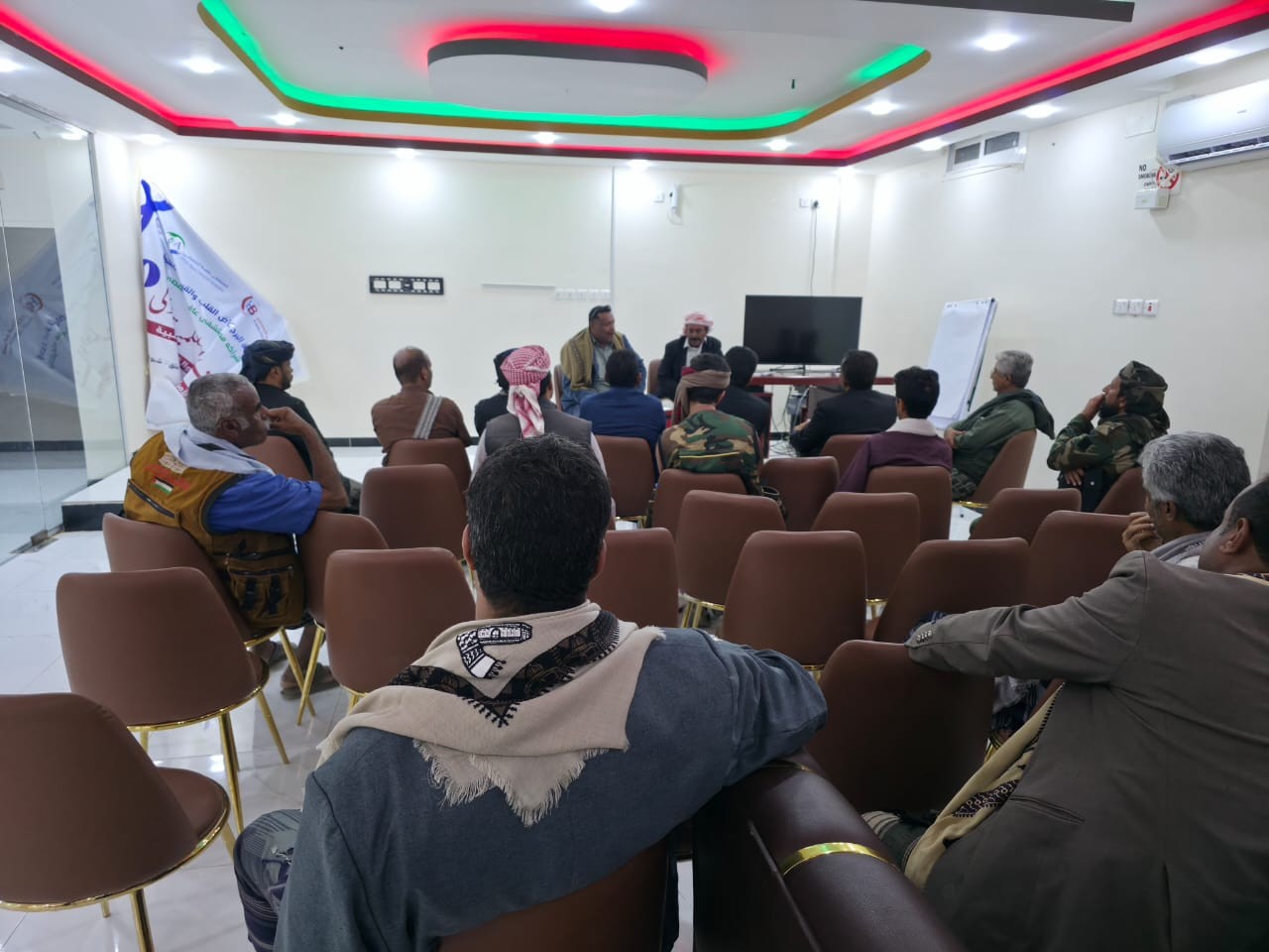 رئيس تنفيذية انتقالي شبوة يلتقي عددًا من أسر شهداء فعالية يوم الشهيد الجنوبي رئيس تنفيذية انتقالي شبوة يلتقي عددًا من أسر شهداء فعالية يوم الشهيد الجنوبي