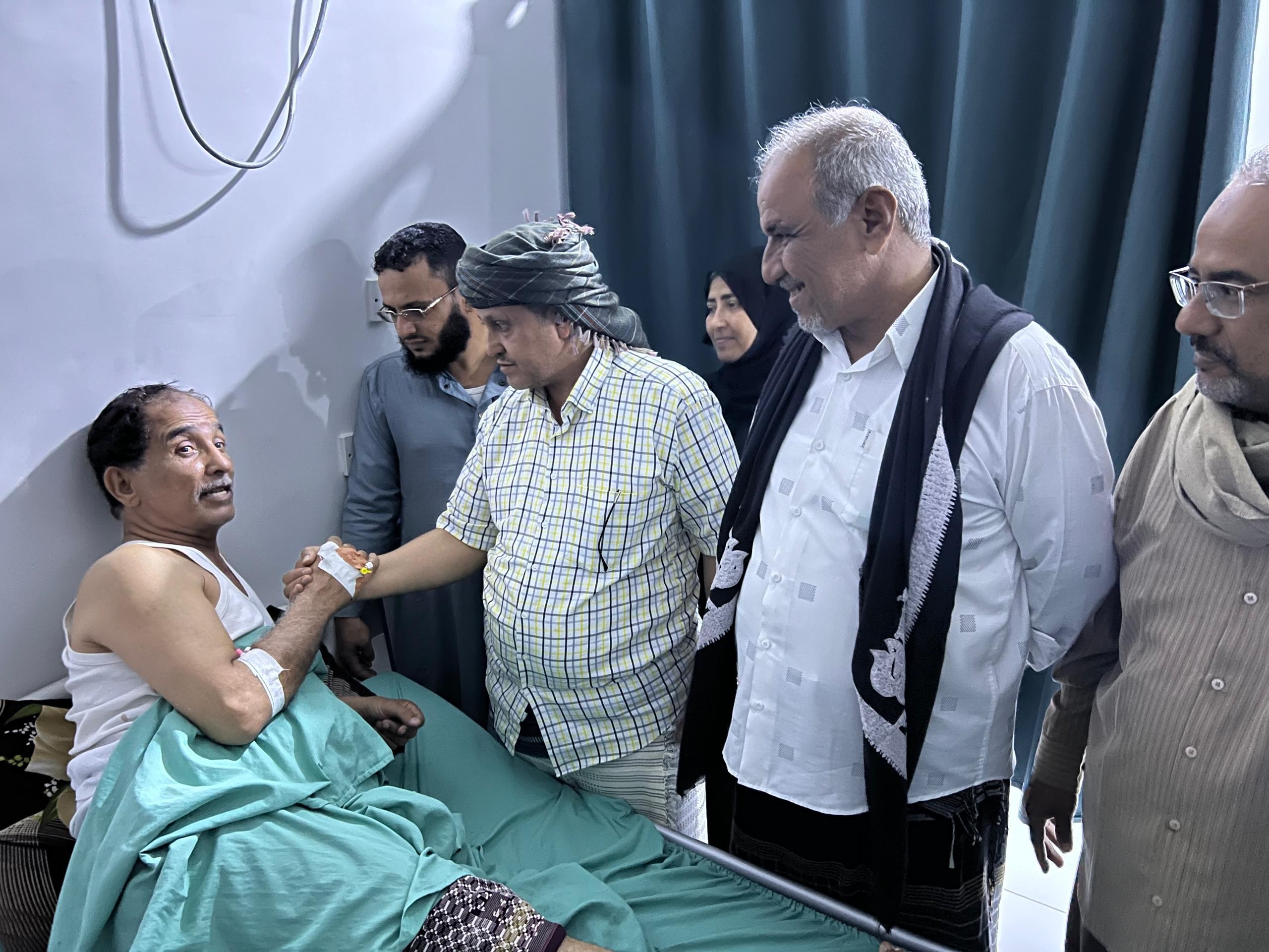 الحالمي يتفقد جرحى أعمال القمع والتنكيل التي استهدفت الوقفة الاحتجاجية السلمية بالعاصمة عدن الحالمي يتفقد جرحى أعمال القمع والتنكيل التي استهدفت الوقفة الاحتجاجية السلمية بالعاصمة عدن