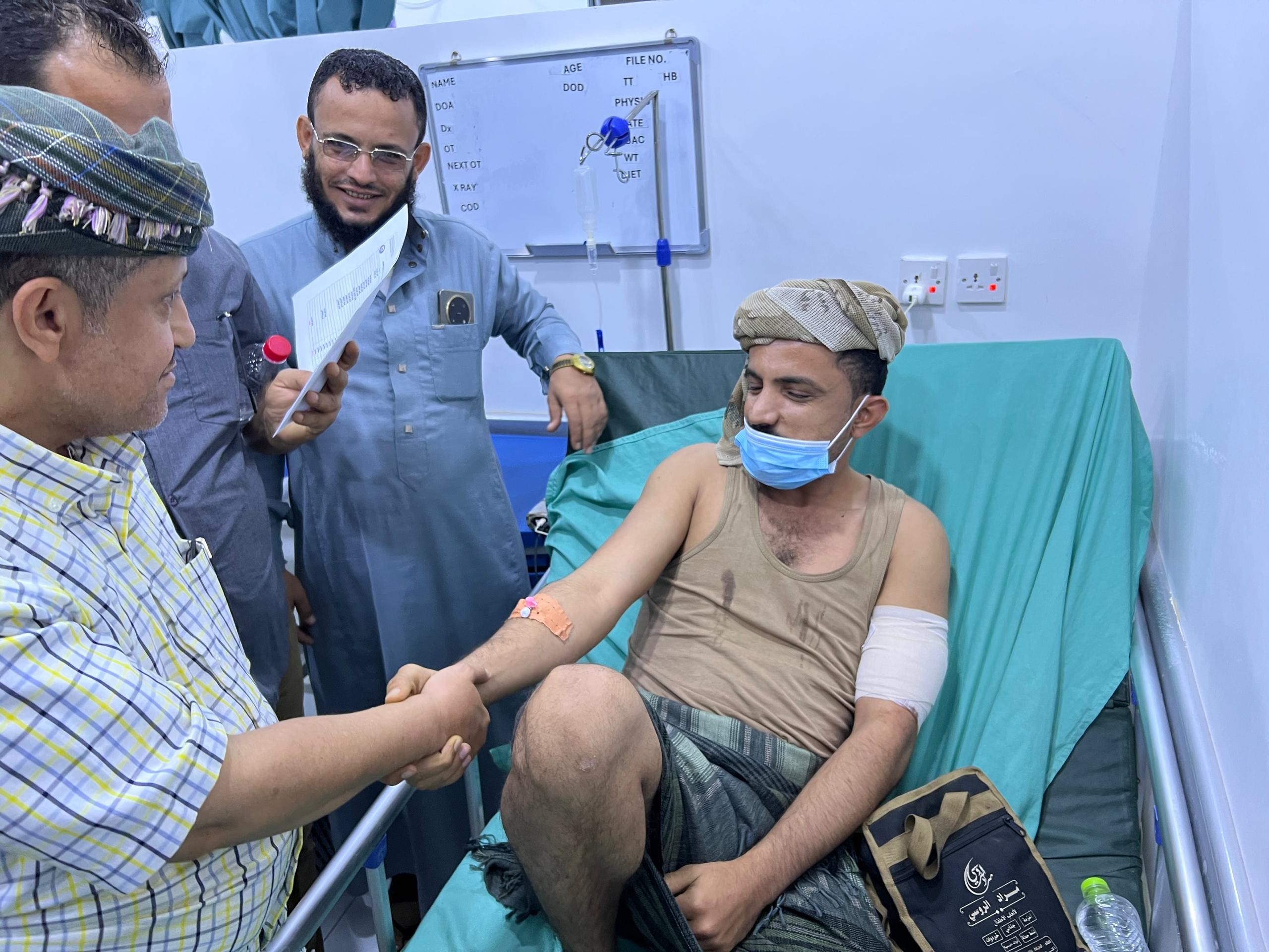 الحالمي يتفقد جرحى أعمال القمع والتنكيل التي استهدفت الوقفة الاحتجاجية السلمية بالعاصمة عدن الحالمي يتفقد جرحى أعمال القمع والتنكيل التي استهدفت الوقفة الاحتجاجية السلمية بالعاصمة عدن