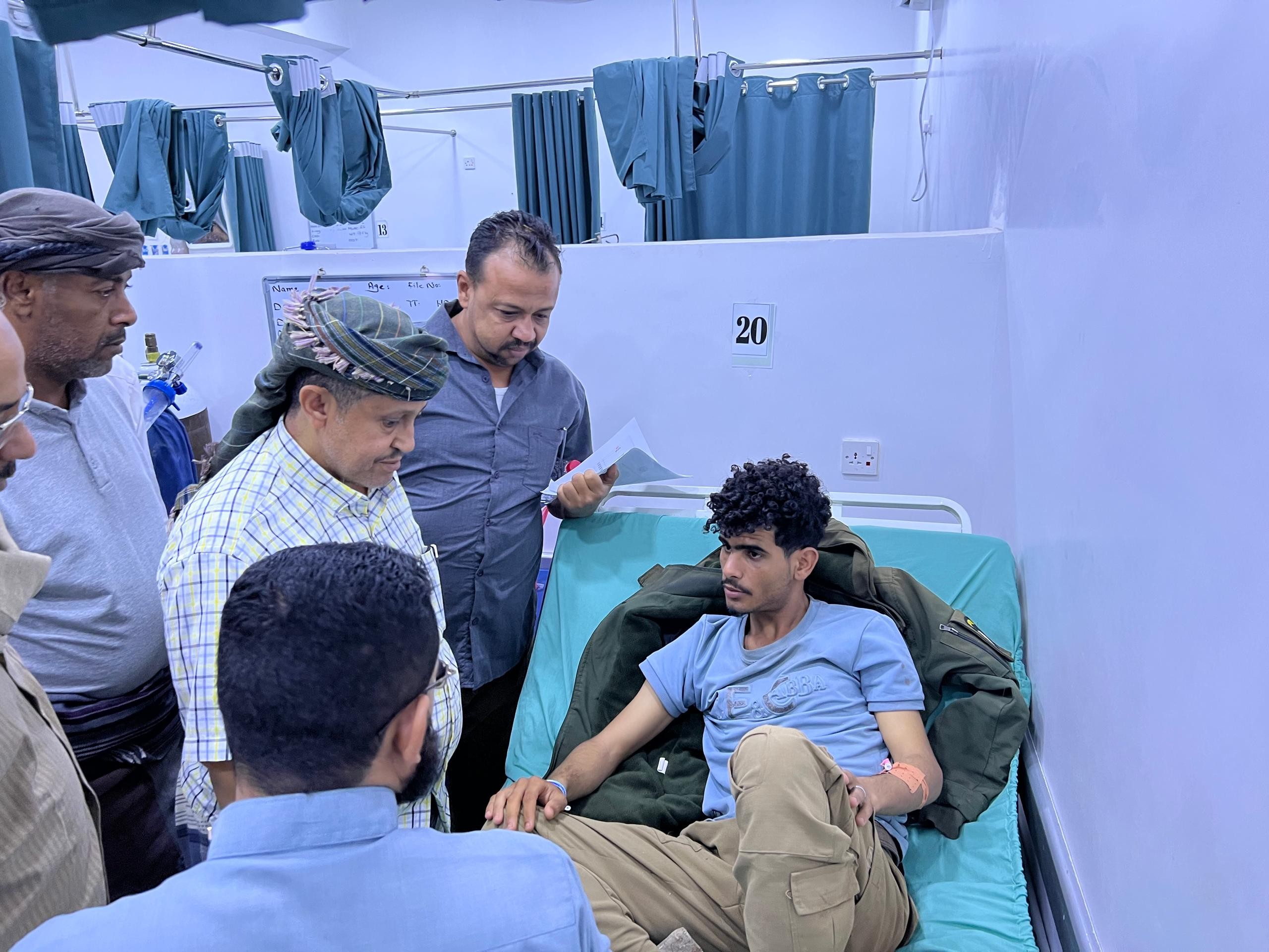 الحالمي يتفقد جرحى أعمال القمع والتنكيل التي استهدفت الوقفة الاحتجاجية السلمية بالعاصمة عدن الحالمي يتفقد جرحى أعمال القمع والتنكيل التي استهدفت الوقفة الاحتجاجية السلمية بالعاصمة عدن